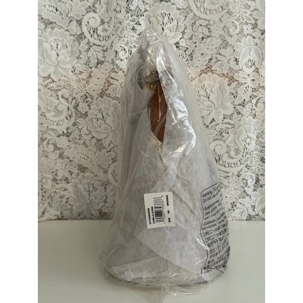Michael Kors Brooke Medium Zip Bucket Messenger Bag Vanilla MK NWT - Picture 7 of 13